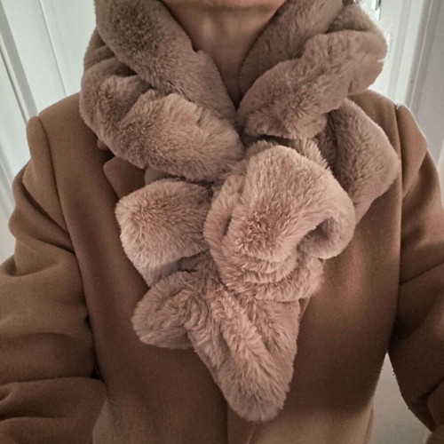 Fur scarf like new in camel color