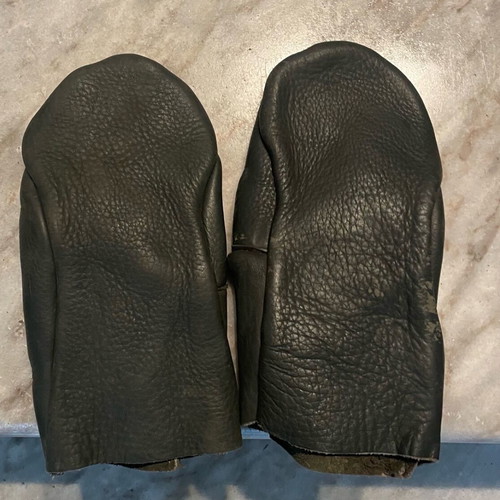 Leather gloves like new, resistant to strong cold and high temperatures
