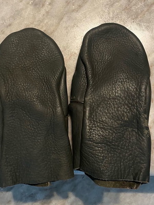 Leather gloves like new, resistant to strong cold and high temperatures