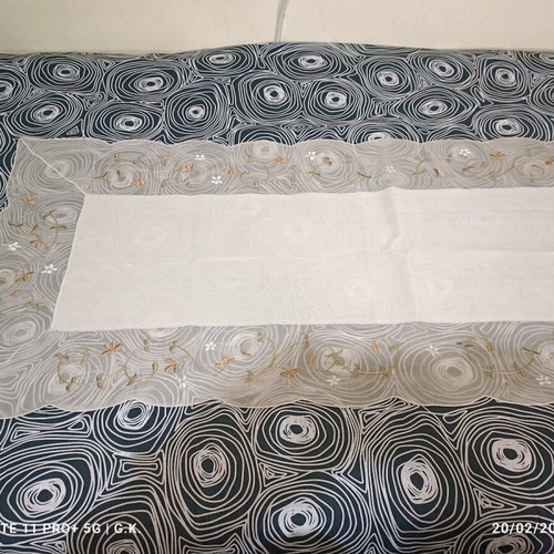 Decorative table linens set like new, 1 rectangular and 6 square pieces