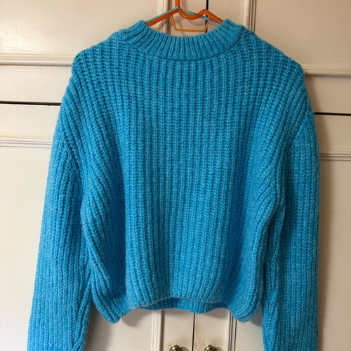 Zara short knitted sweater turquoise with choker and V neckline new
