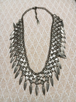 Κολιέ μεταλλικό σαν καινούργιο με ρόμβους και φτερά ασημί