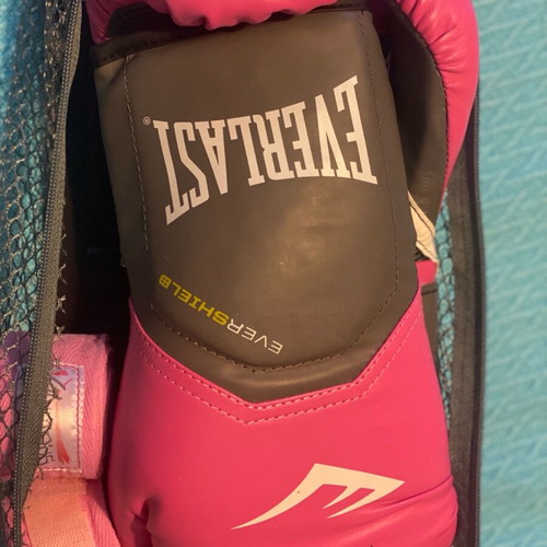 Women’s boxing gloves like new with free hand wraps