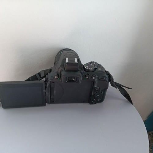 Nikon D5300 DSLR like new with 18-55mm lens