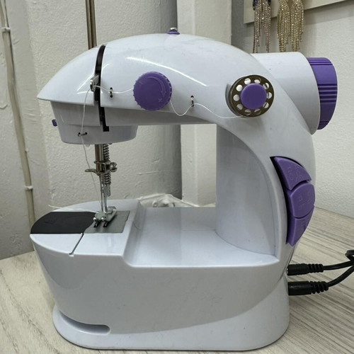 Mini sewing machine new with power and batteries