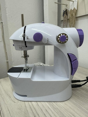 Mini sewing machine new with power and batteries