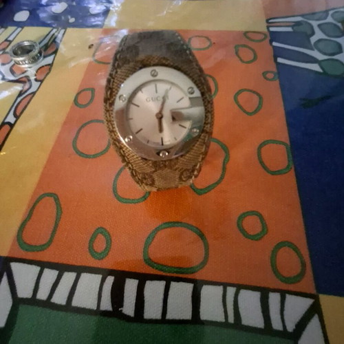 Gucci watch like new authentic