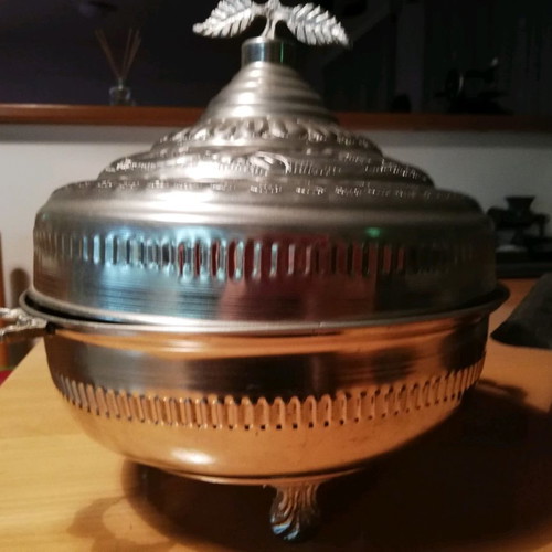 Decorations from Algeria used, decorative plate and vessel