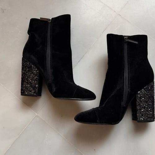 Kendall + Kylie velvet booties like new, size 39, black