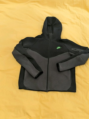 Nike Tech Fleece Jacket като нов, черно и сиво, размер M