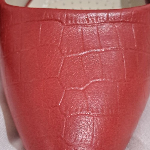 Red pumps size 36 with embossed croco texture, Diamantique, like new