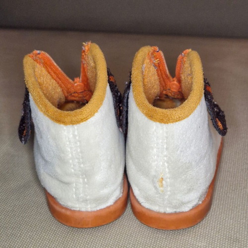 Prenatal baby boots size 23 used, indoor with dog design