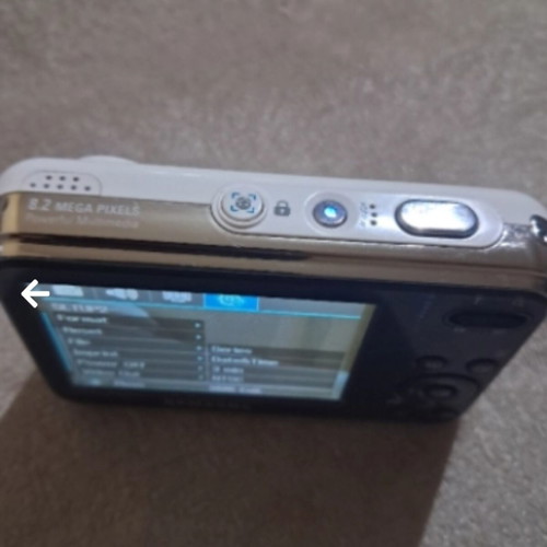 Samsung i8 8.2 MP compact camera