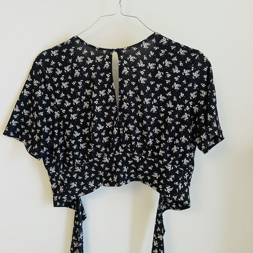 Top with Open Back like new, Trendyol, black and white, size S