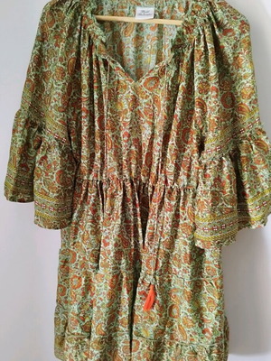 Summer dress one size midi like new with bell sleeves