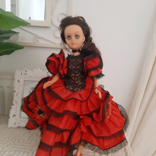 Bella mannequin doll used, collectible with natural wear