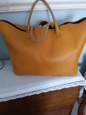 Leather handbag like new with separate integrated clutch