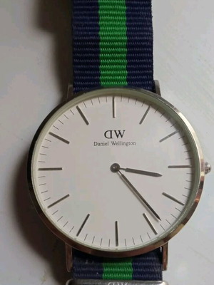 Daniel Wellington original quartz watch like new with two straps 40mm