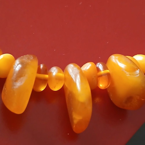 Necklace with genuine amber 45 cm like new