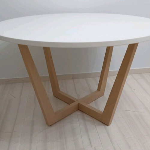 Dining table round 120cm diameter like new, white matte lacquer top, light beech legs