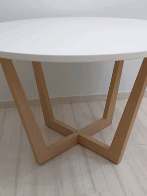 Dining table round 120cm diameter like new, white matte lacquer top, light beech legs