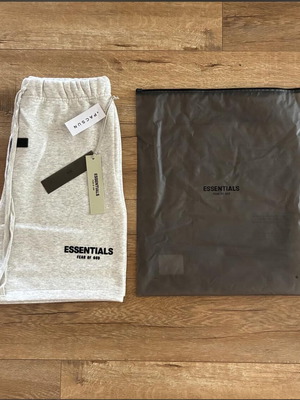 Essentials Fear of God Fog light oatmeal shorts, size medium