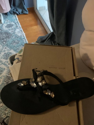 Πέδιλα Zara μαύρα φλατ με φιογκάκια και στρας σαν καινούργια