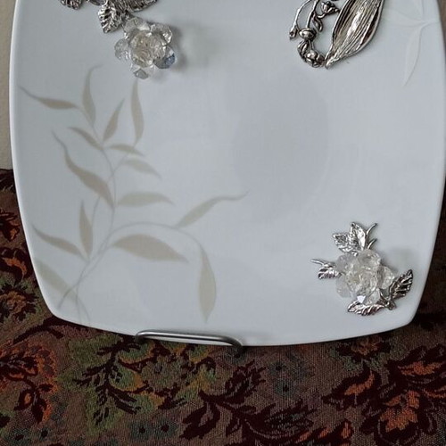 Porcelain decorative plate new with metal base and crystals