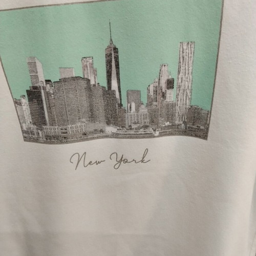 Old Navy NYC Skyline White T-shirt size M like new