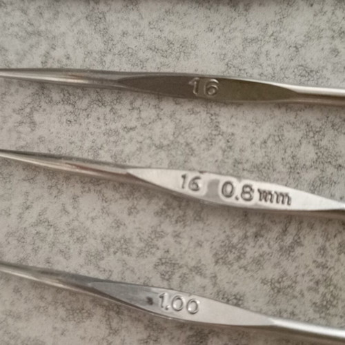Knitting needles set of 11 in excellent condition with case