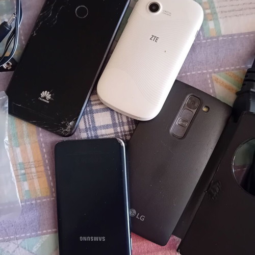 Chargers and accessories like new, pack with cables and old phones