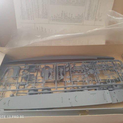 Heller Frégate Lance-Engins Suffren model kit 1/400 L861, vintage