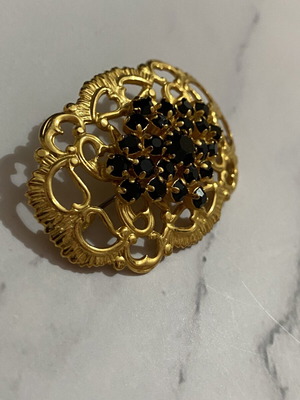 Brooch with black stones like new