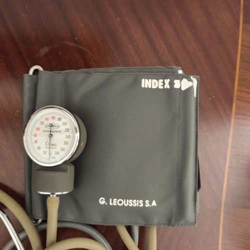 Analog Blood Pressure Monitor G. Leoussis like new with carrying case
