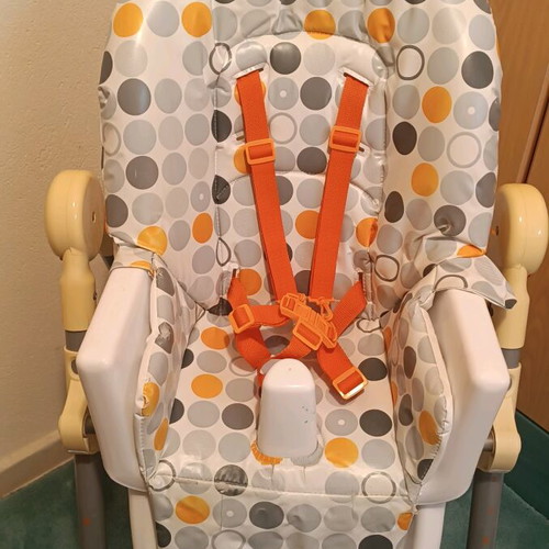 FreeOn folding baby high chair like new with 5-point safety harness