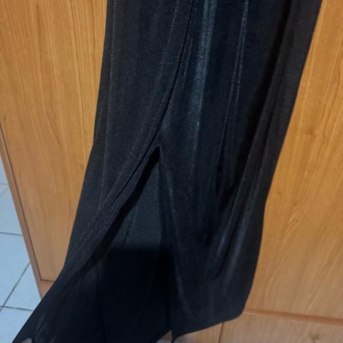 Dress with deep neckline black like new, one size
