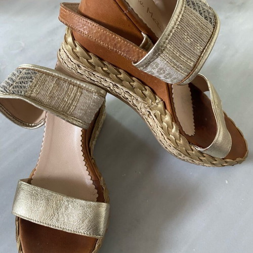 Beige platforms with woven heel and gold details like new