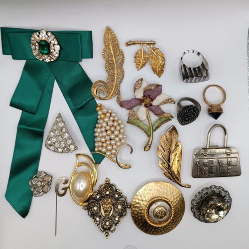 Vintage jewelry collection lot, 42 pieces, multicolor
