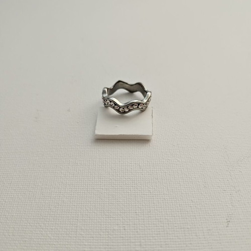 Wavy silver ring with rhinestones used by Άπεφθον