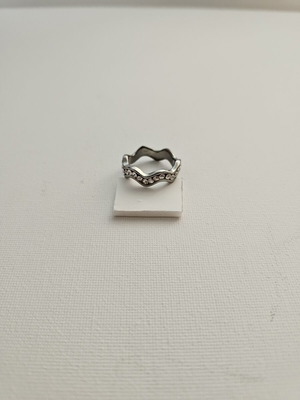 Wavy silver ring with rhinestones used by Άπεφθον