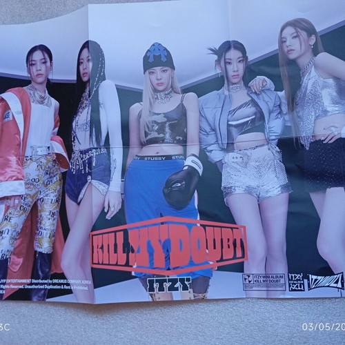 Official ITZY Kill My Doubt poster like new 52x36 cm