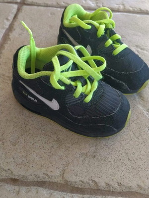 Αθλητικά παπουτσάκια Nike μεταχειρισμένα, μέγεθος 22,5, μαύρα