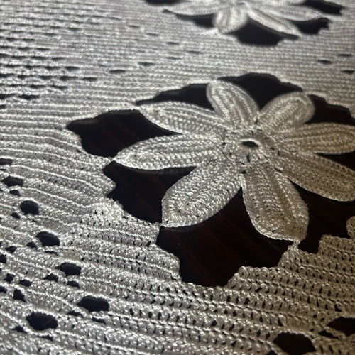 Silk runner like new with floss thread lace