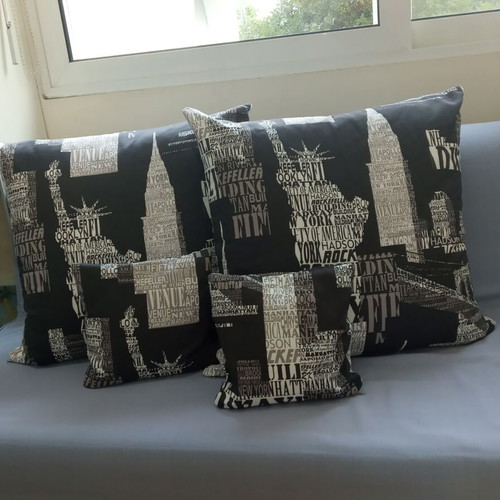 Decorative pillows set of 4 with New York pattern, like new