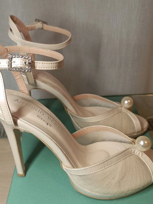 Antonio Bertelli ivory sandal size 37 like new