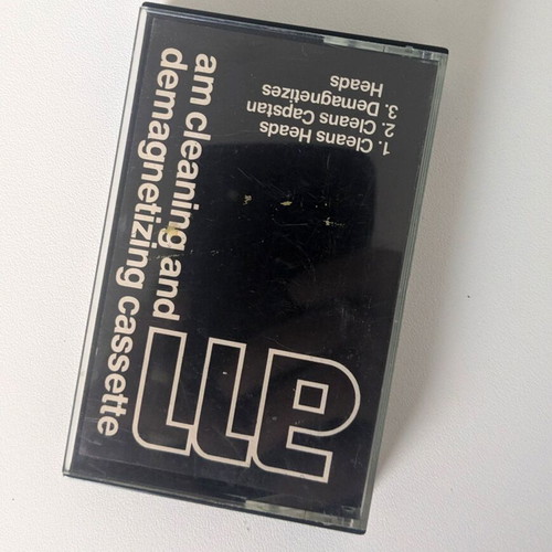 Cleaning cassette used for cassette players