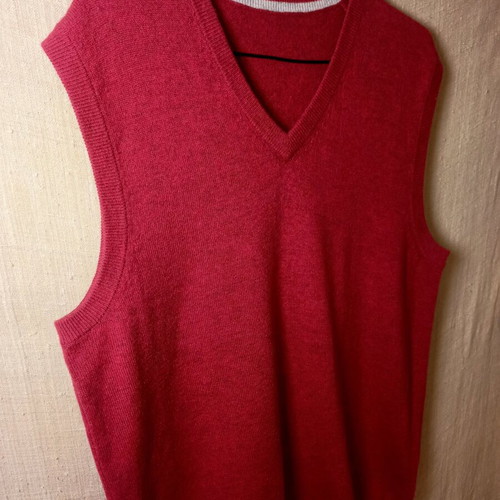 V-neck sweater vest like new, red, 50% cashmere 50% merino wool