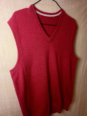 V-neck sweater vest like new, red, 50% cashmere 50% merino wool