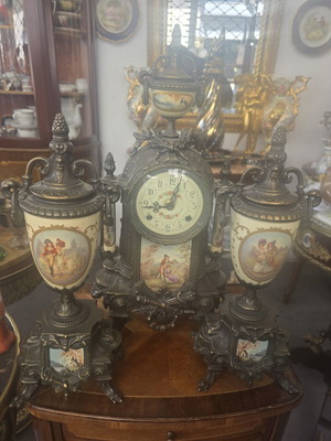 Franz Hermle Clock Set with Two Decorative Porcelain Vases like new