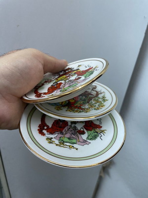 Small decorative Chinese painted plates used, set of 3